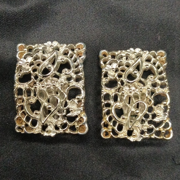 Vintage Clip On Earrings - Picture 1 of 3